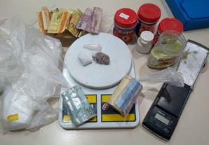 Maconha, cocaína, dinheiro e adolescente apreendido