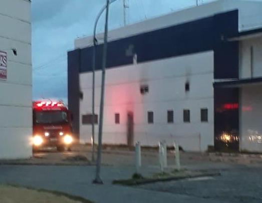 Bombeiros controlam incêndio em agência da Caixa Econômica no Centro de SJB
