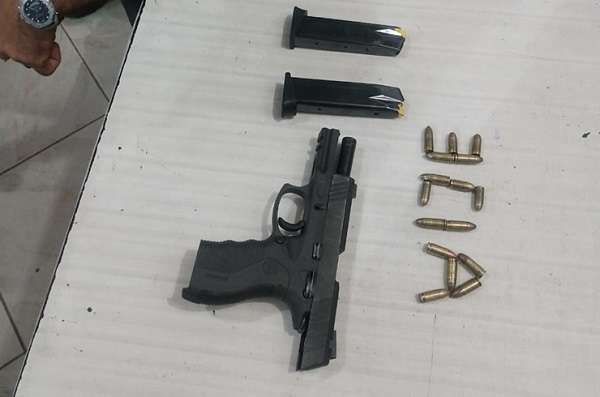 Homem atira em jovem e é preso com pistola dentro de bar