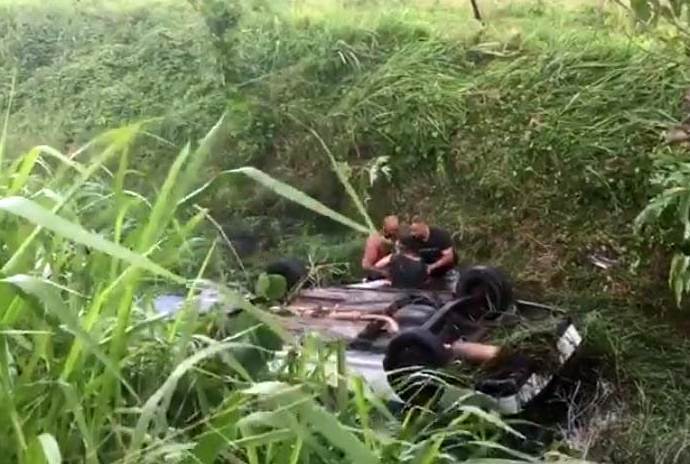 Homem sai ileso após cair com carro no valão, em SJB