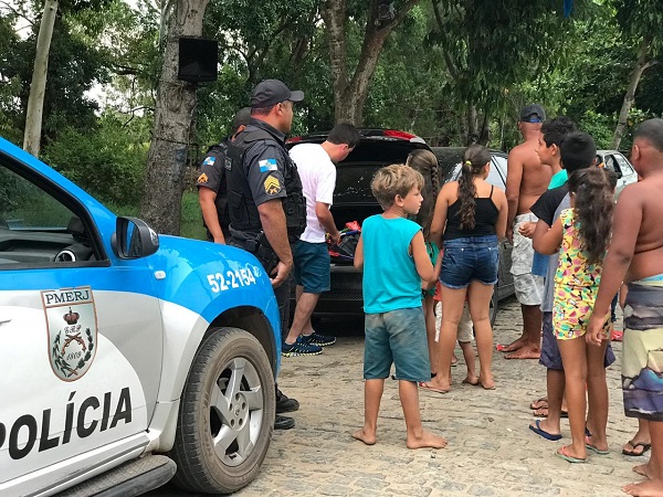 PM entrega presentes em bairros de SJB