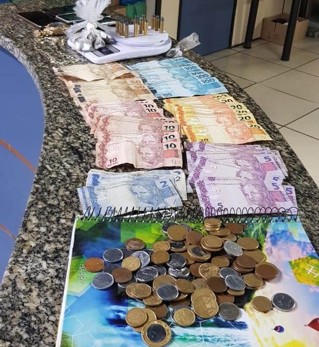 Jovens detidos com munições, balança de precisão e maconha em SJB