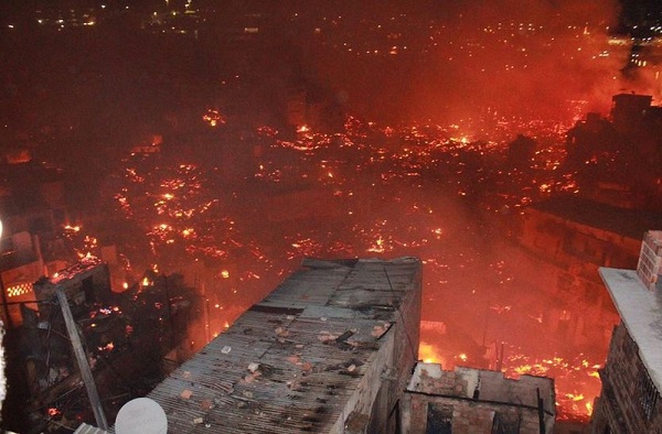 Incêndio destrói mais de 600 casas em Manaus