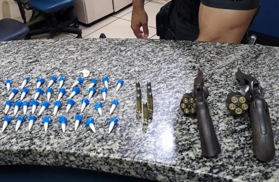 Munições, revólveres, cocaína e quatro jovens detidos em ônibus com 28 pessoas em SJB