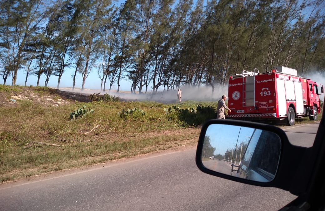 Bombeiros controlam incêndio em vegetação às margens da Avenida Atlântica, em Atafona