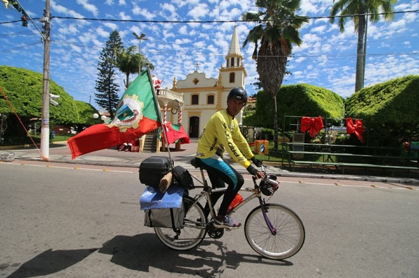 Gaúcho que viaja o Brasil de bicicleta visita SJB
