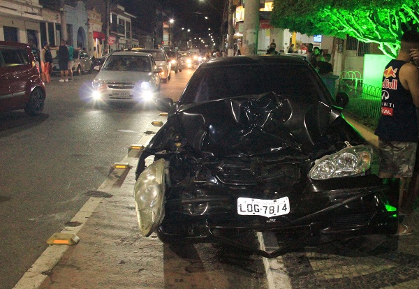 Jovem perde controle de veículo, colide em dois carros e deixa duas crianças feridas no Centro de SJB