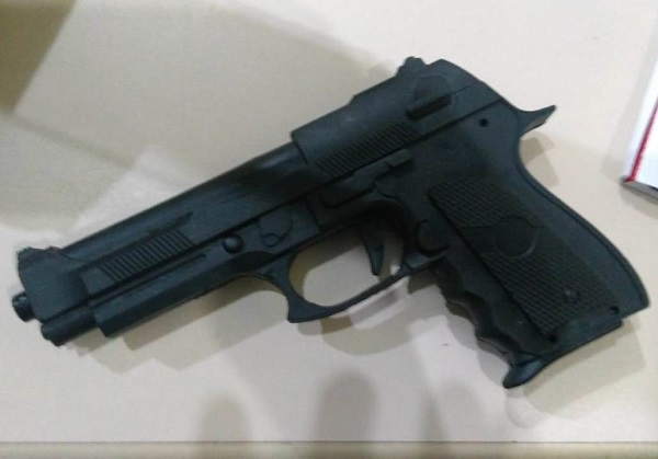 PM apreende réplica de pistola após assalto em Grussaí