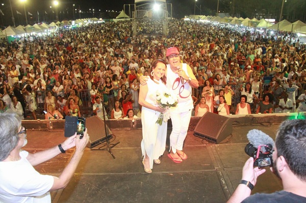 Elymar Santos encanta público no Balneário de Atafona