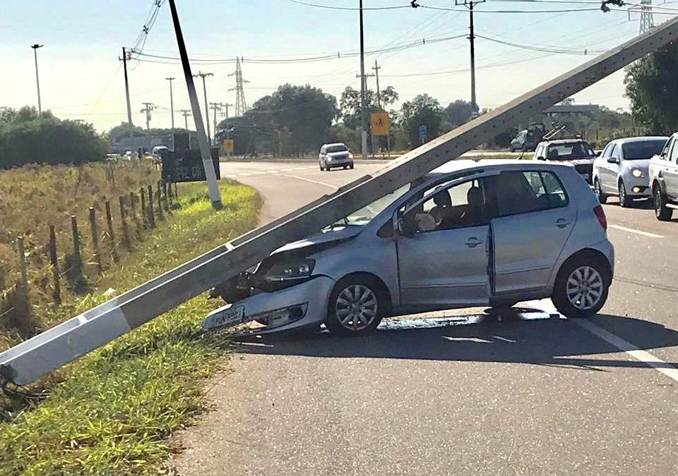 Carro colide em poste e deixa motorista ferido na BR 356, em SJB