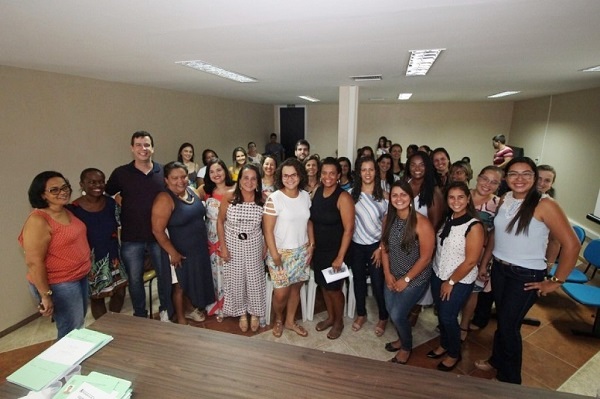 Prefeita Carla Machado empossa 30 profissionais da Educação