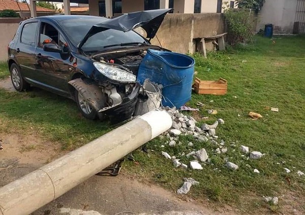 Mulher ferida após colidir com carro contra poste em Atafona
