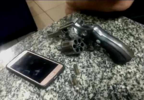Jovem com tornozeleira eletrônica é preso com revólver no Centro de SJB