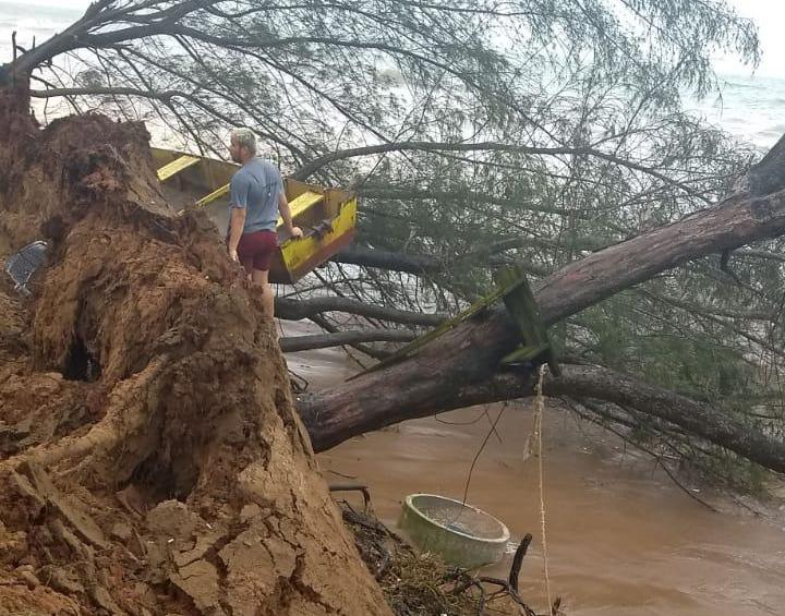 Queda de árvores e asfalto quebrado pelo avanço do mar em São Francisco do Itabapoana