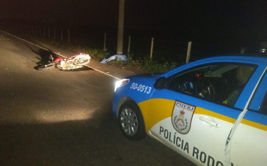 Jovem morre após colidir com motocicleta contra poste