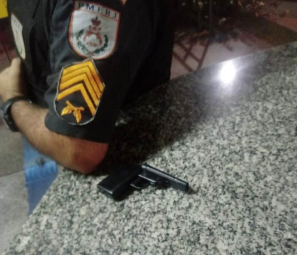 Homem preso com revólver em SJB