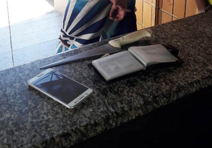 Homem invade casa com faca em SJB, foge com carro da vítima e é preso em Campos