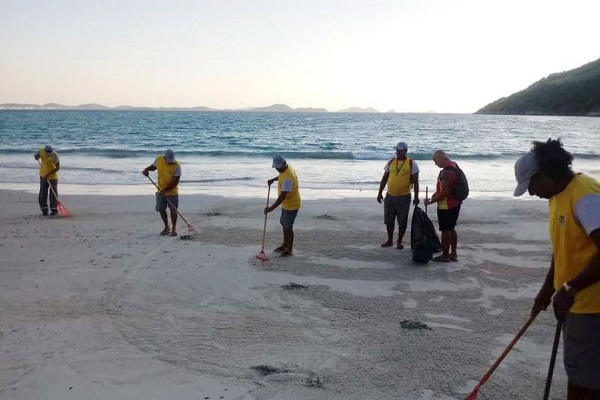 Vazamento de óleo atinge praias da Região dos Lagos