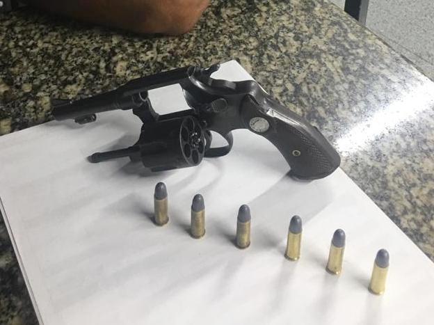 Homem preso com revólver e munições em SJB
