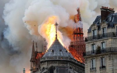 Incêndio atinge Catedral de Notre-Dame em Paris