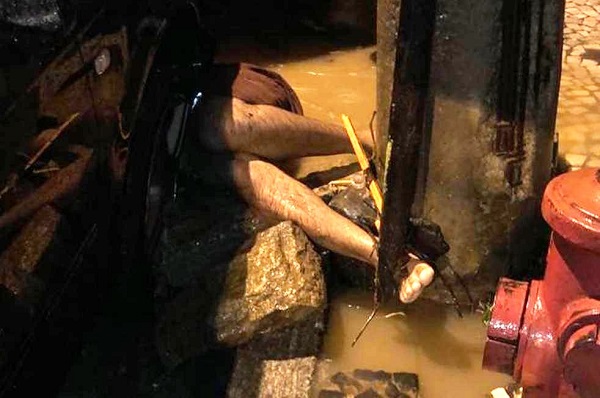 Motoqueiro morre durante temporal no Rio