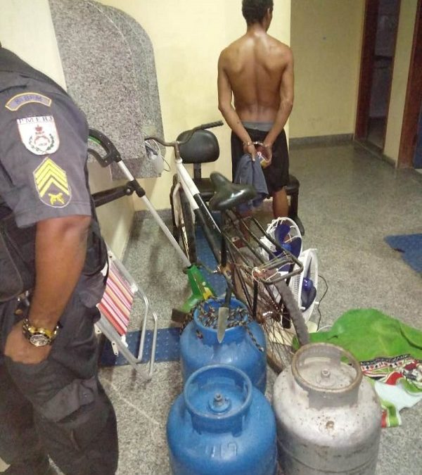 Homem invade casa, furta materiais e é detido pela PM em SJB