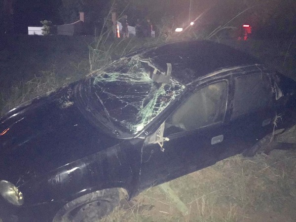Homem perde controle de carro, capota e para às margens da BR 356, em SJB