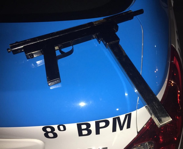 Jovem preso com submetralhadora