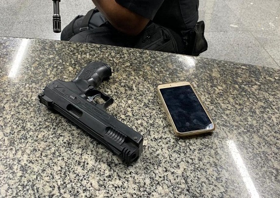 Homem preso com pistola andando de bicicleta