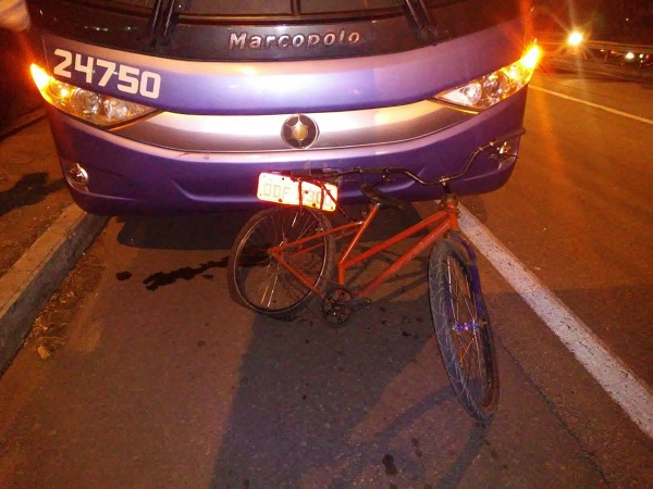 Ônibus atropela e mata casal em Campos
