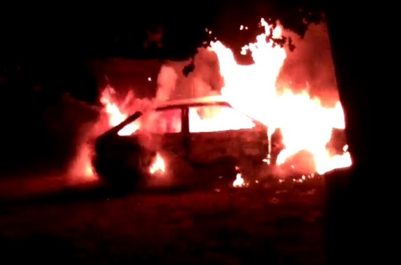 Incêndio destrói carro em SJB – Assista aos vídeos