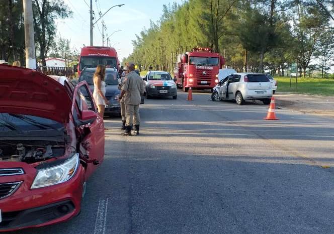 Colisão envolvendo três carros em SJB