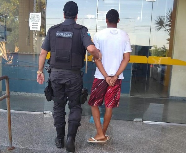 Jovem acusado de assaltar seis homens em Grussaí é preso