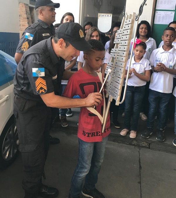 PM sanjoanense presenteia menino que fez lira de material reciclável