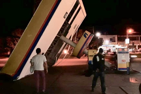 Ventos derrubam estrutura de posto de combustíveis em Campos