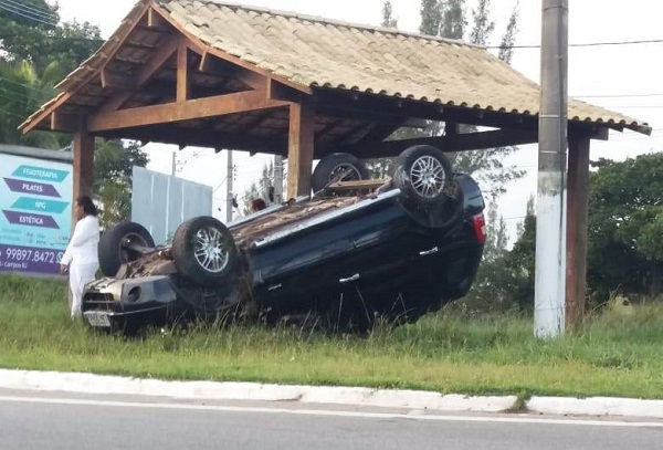 Mulher capota com carro na BR 356, em SJB