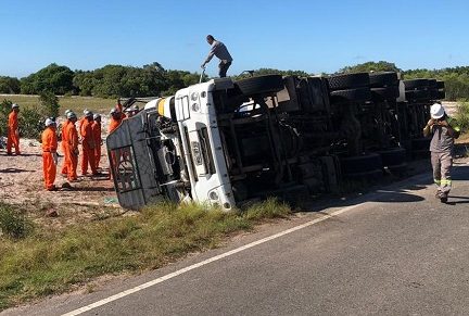 Motorista ferido após tombar com carreta em SJB