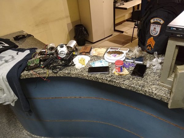 Cocaína, maconha, balanças, adolescentes apreendidos e homem detido em SJB