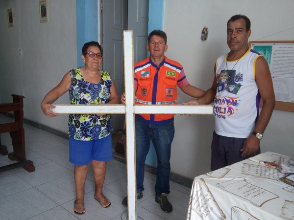 Defesa Civil de SJB retira cruz de Igreja com risco de cair