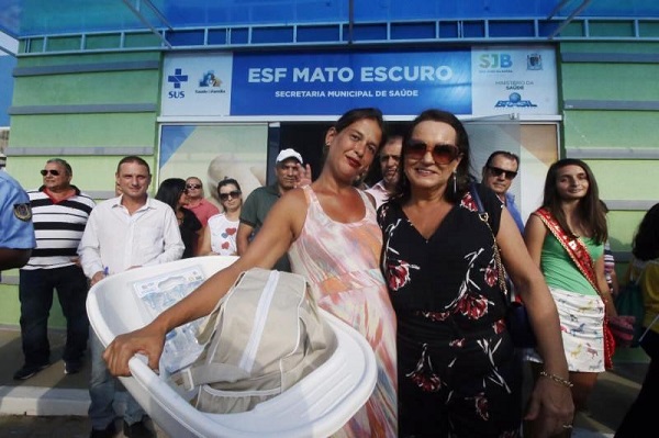 Prefeita Carla Machado entrega de enxoval de bebê a gestantes