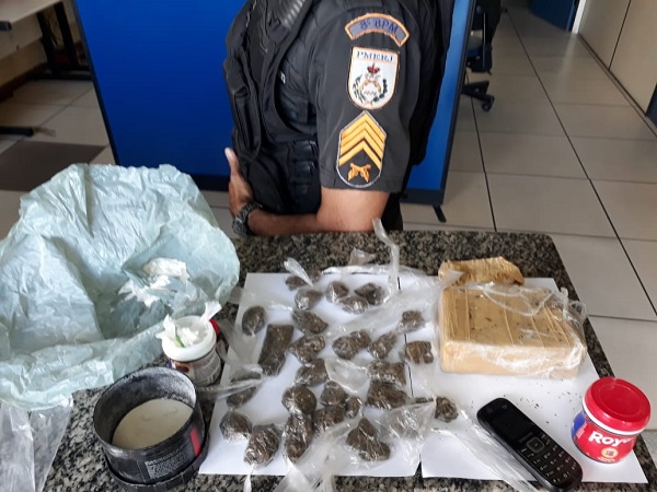 PM apreende maconha e cocaína com jovem em SJB