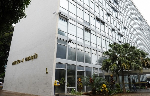 Justiça Federal manda MEC suspender bloqueio em universidades federais