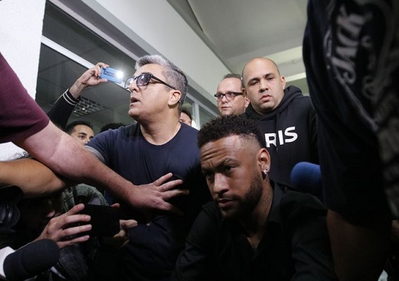Mulher que denunciou Neymar depõe em delegacia em São Paulo