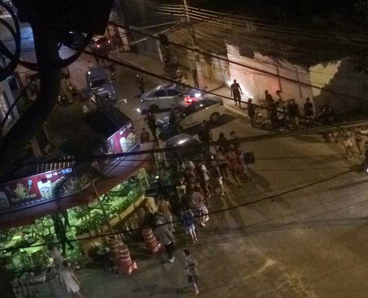 Quatro pessoas são mortas e 13 ficam feridas em bar no estado do Rio