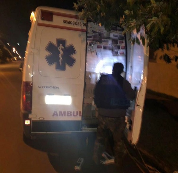 PF apreende ambulância e caminhões com cigarros contrabandeados