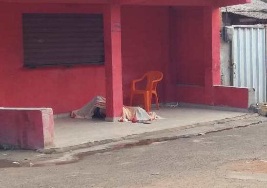 Homem assassinado a tiros dentro de bar