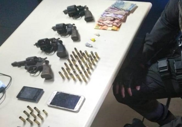 Adolescentes apreendidos suspeitos de manter jovem refém dentro de guarda-roupa