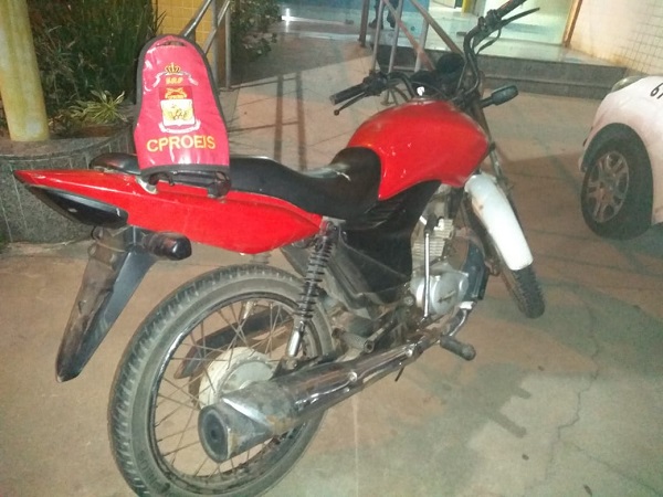Motocicleta furtada em Campos é encontrada abandonada em SJB