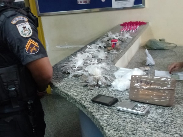 Jovem preso com maconha, crack e cocaína em SJB