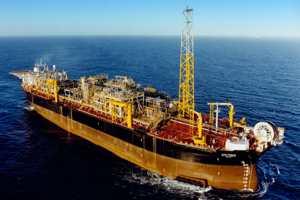 Navio plataforma tem trincas no casco e óleo vaza na Bacia de Campos